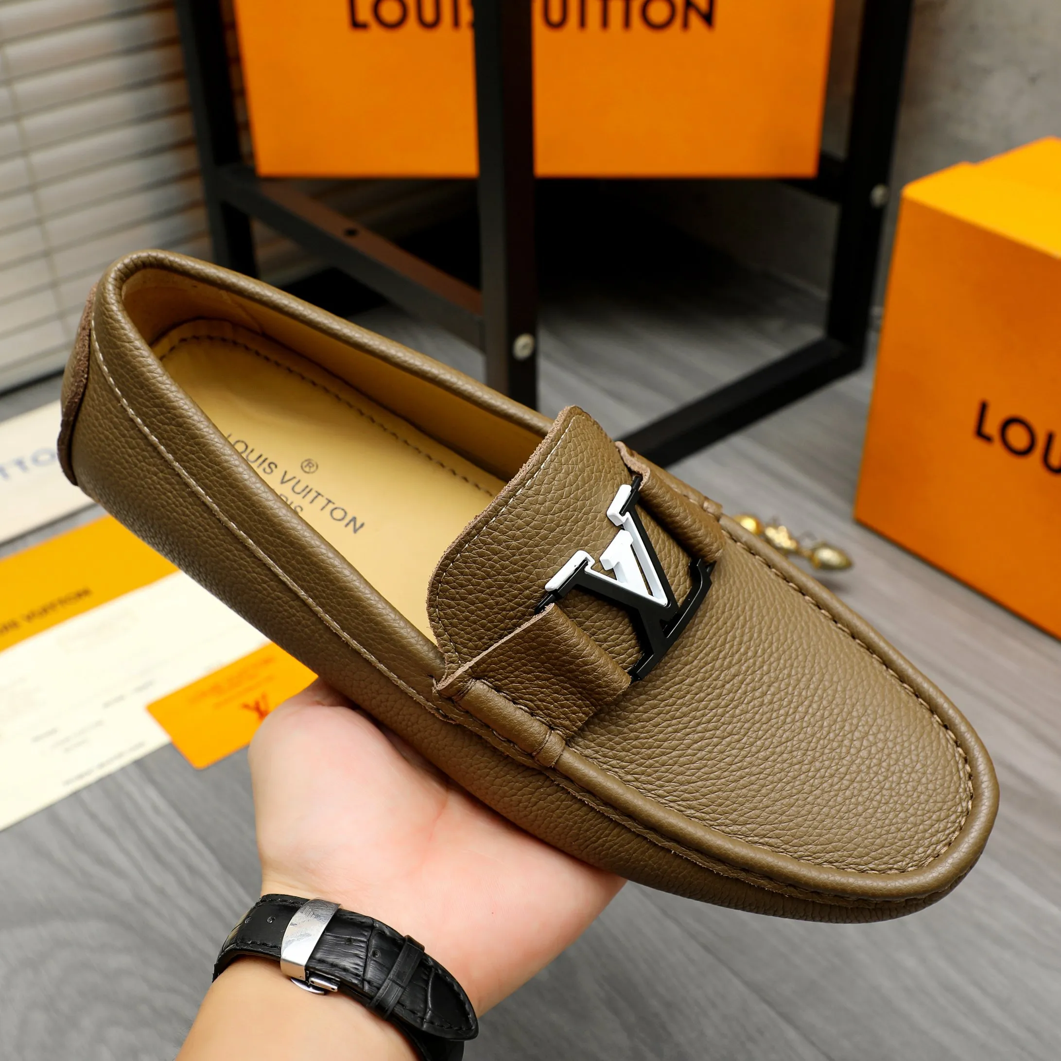 Men's shoes 💰420 Product trademark: LV "Louis Vuitton" casual slip-on shoes Regular size: 38-46 (45.46 custom-made, non-returnable) Product materials: Selected pebbled cowhide upper, sheepskin lining, original rubber outsole